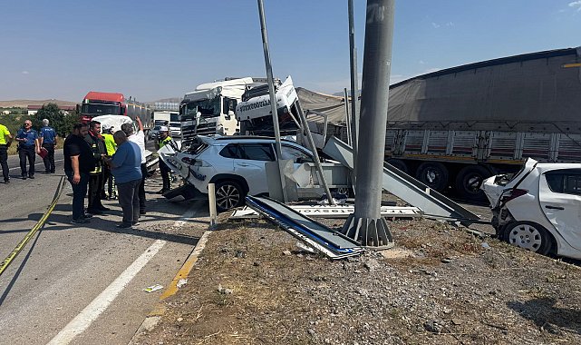 Freni boşalan TIR, kırmızı ışıkta bekleyen araçlara çarptı: 1 ölü, 9 yaralı