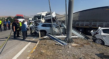 Freni boşalan TIR, kırmızı ışıkta bekleyen araçlara çarptı: 1 ölü, 9 yaralı