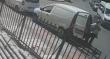 Gaziosmanpaşa'da kargo aracından hırsızlık kamerada