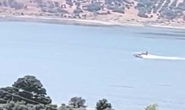 Göletten su alıp, tekrar havalanamayan yangın söndürme uçağının iniş anı kamerada