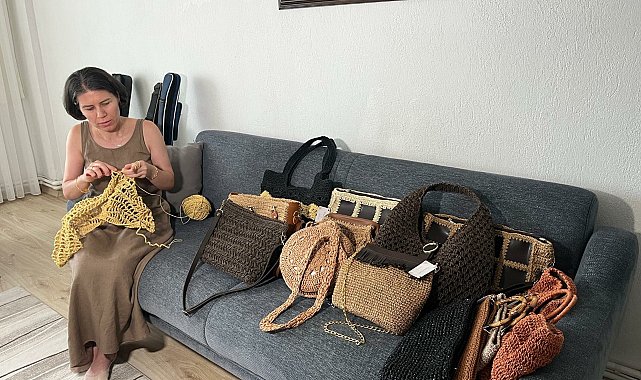 Görme engeline rağmen rengarenk çantalar örüyor
