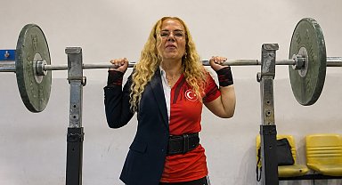 Görme engelli memurdan halterde 100'den fazla madalya