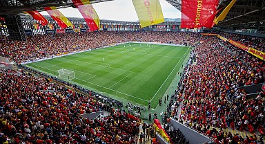 Göztepe ile Trabzonspor, İsmail Köybaşı'nın jübilesi için sahada