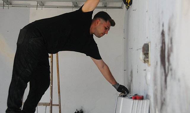 Gündüz elektrikçi, gece sokak müzisyeni