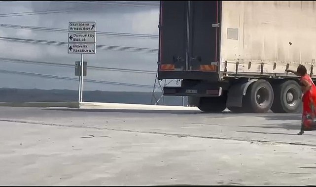 Hadımköy'de yoldan geçen araçlara taş attı; çevredekiler tepki gösterdi