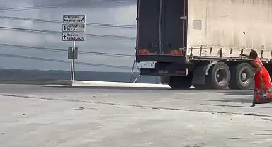 Hadımköy'de yoldan geçen araçlara taş attı; çevredekiler tepki gösterdi