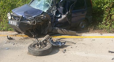 Hafif ticari araç ile minibüs çarpıştı: 1'i bebek 9 yaralı