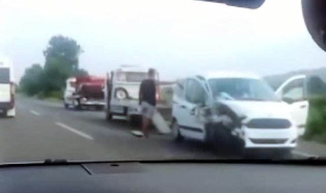 Hafif ticari araç ile otomobil çarpıştı; 1 çocuk öldü, 4 yaralı