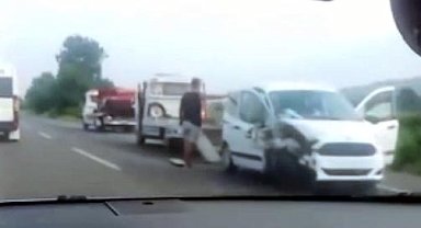 Hafif ticari araç ile otomobil çarpıştı; 1 çocuk öldü, 4 yaralı