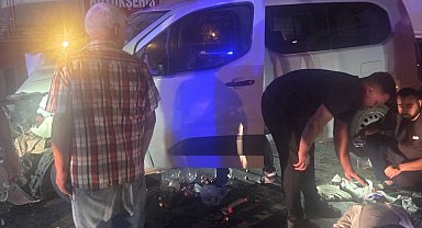 Hafif ticari araç ile otomobil çarpıştı: 7 yaralı