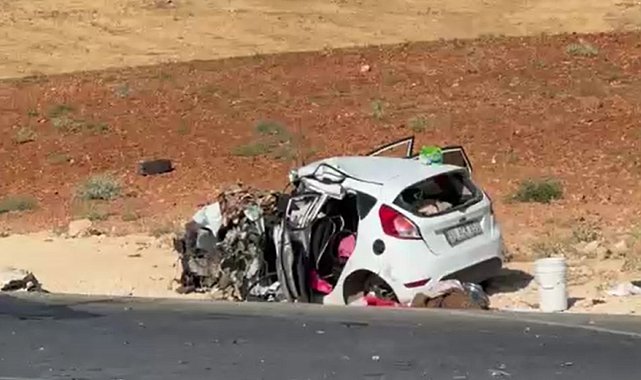 Hafif ticari araç ile otomobil, kafa kafaya çarpıştı; 2 ölü, 4 yaralı