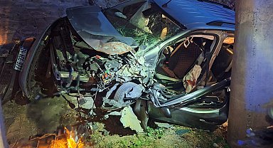 Hafif ticari araç yol kenarına savruldu; 1 ölü, 3 yaralı
