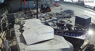 Hafif ticari aracın çarptığı motosikletteki 2 kişi yaralandı; kaza kamerada