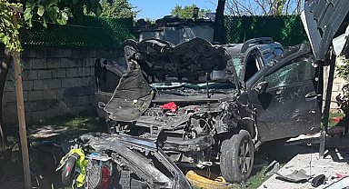 Hafif ticari aracın evin bahçesine uçtuğu kaza kamerada