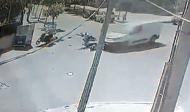 Hafif ticari araçla çarpışan motosikletteki 3 kişi yaralandı; kaza kamerada