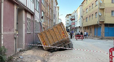 Hafriyat kamyonu, çöken yoldaki çukura düştü