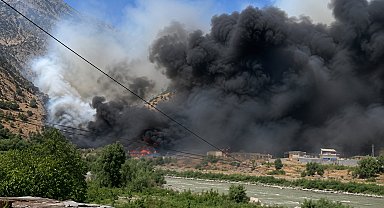 Hakkari'de hurdalık alanda yangın çıktı