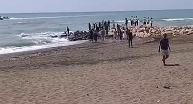 Hatay'da dalgalara kapılan çocuklardan 2'si kurtarıldı, biri kayboldu
