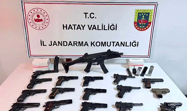 Hatay'da TIR ve dorsesinde 1'i makineli 17 tabanca ele geçirildi