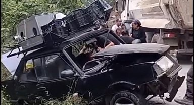 Hatay'da yayla yolunda hafriyat kamyonuyla otomobil çarpıştı; 9 yaralı