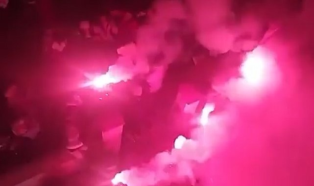 Havai fişekler, davetlilerin bulunduğu alana düştü