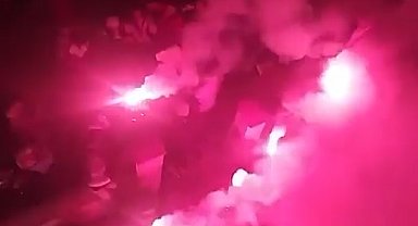 Havai fişekler, davetlilerin bulunduğu alana düştü