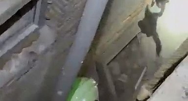 Havalandırma boşluğuna düşen kedi, kurtarma ekibini görünce kaçtı
