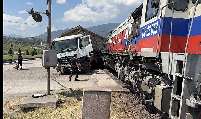 Hemzemin geçitte lokomotif ile TIR çarpıştı