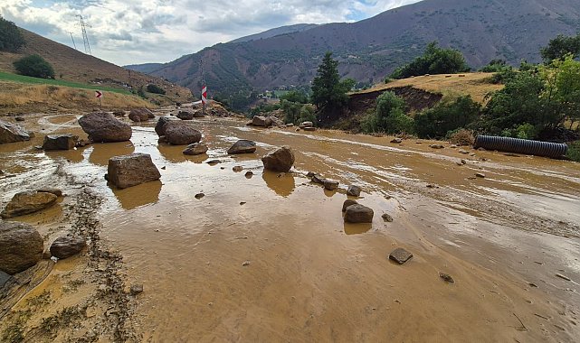 Heyelan nedeniyle Yedisu-Karlıova kara yolu ulaşıma kapandı