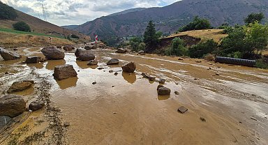 Heyelan nedeniyle Yedisu-Karlıova kara yolu ulaşıma kapandı