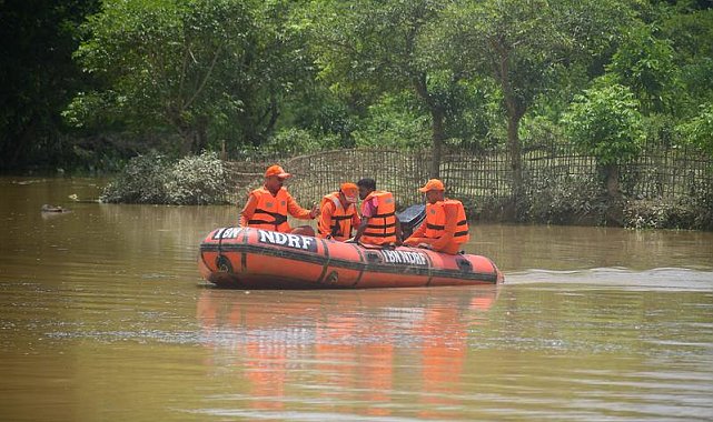 Hindistan'da selde hayatını kaybedenlerin sayısı 100'e yükseldi