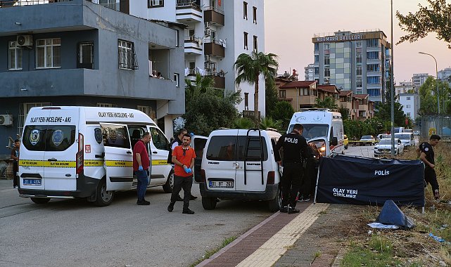 Husumetlisi ile eşini iş yerinde, müdahale eden oğlunu da araçta silahla vurdu: Baba ve oğlu öldü, anne yaralı