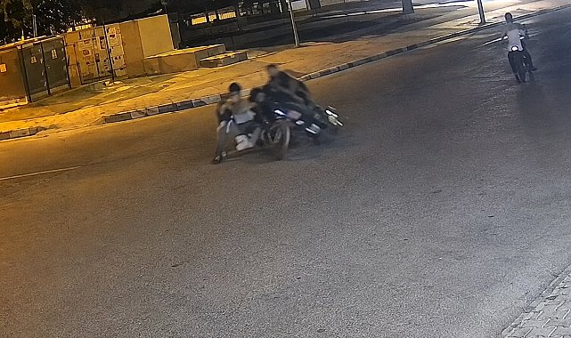 İki motosikletin çarptığı kaza kamerada; biri alev aldı, 3 yaralı