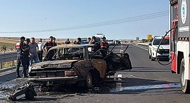 İki otomobilin çarpıştığı kazada araçlardan birinde yangın çıktı: 1 ölü, 2 yaralı