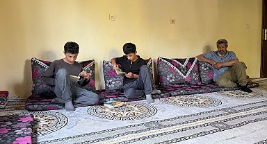İkizler, yapımı tamamlanamayan evde yerde ders çalışıp fen lisesini kazandı