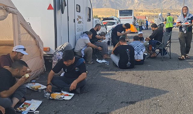 Irak sınırındaki Filistin Konvoyu'na günlük 3 öğün yemek desteği
