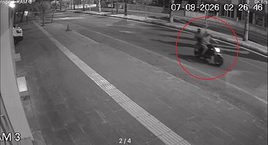 İş yerine motosikletli 2 şüphelinin silahlı saldırısı kamerada