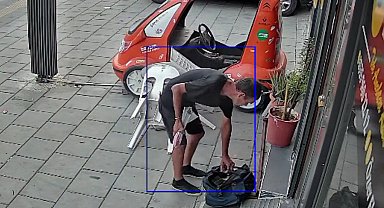 İş yerinin önünde unutulan takım çantasını aldı, bir gün sonra geri bıraktı