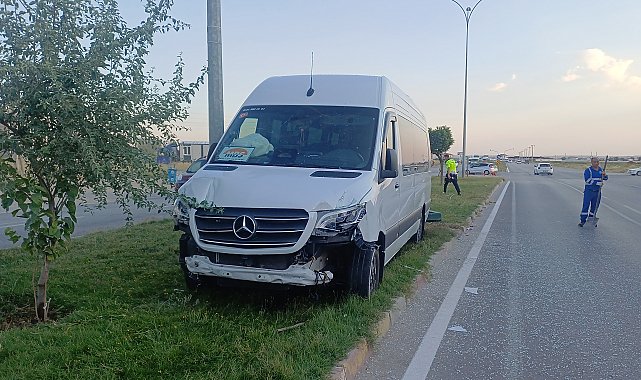 İşçi servisi refüjdeki reklam panosuna çarptı: 6 yaralı