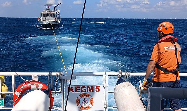 İstanbul Boğazı'nda makine arızası nedeniyle sürüklenen tekne kurtarıldı