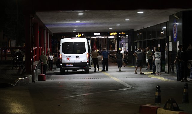 İzmir'de motosiklet bariyerlere çarptı: 1 ölü, 1 ağır yaralı