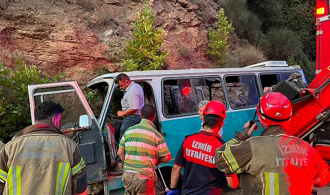 İzmir'de tarım işçilerini taşıyan minibüs kaza yaptı: 1 ölü, 8 yaralı