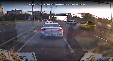 Kaçırdığı sapağa dönmeye çalışırken zincirleme kazaya neden oldu; o anlar kamerada
