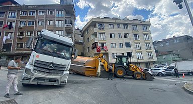 Kağıthane'de hafriyat kamyonunun damperi park halindeki aracın üzerine devrildi