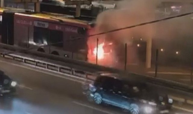 Kağıthane'de metrobüste yangın -1