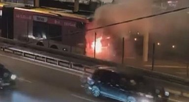 Kağıthane'de metrobüste yangın -1