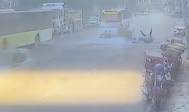 Kağıthane'de motosikletin park halindeki otomobile çarparak takla attığı kaza kamerada