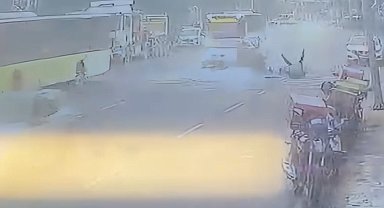 Kağıthane'de motosikletin park halindeki otomobile çarparak takla attığı kaza kamerada