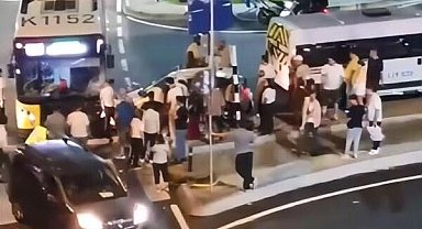 Kağıthane'de otomobille İETT otobüsü çarpıştı: Araçta sıkışan bekçi kurtarıldı