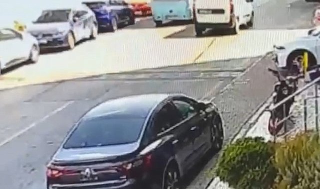 Kağıthane'de sollama yapan yolcu minibüsünün İETT otobüsüyle çarpıştığı kaza kamerada: 3 yaralı